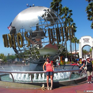 Universal Studios Hollywood. Uniglobe - Universal Studios Hollywood. - Personen, Los Angeles, Universal Studios Hollywood, Uniglobe, Globus - LUTZER Sandra, WEISSINGER Edeltraud - (Universal City, Los Angeles, California, Vereinigte Staaten)