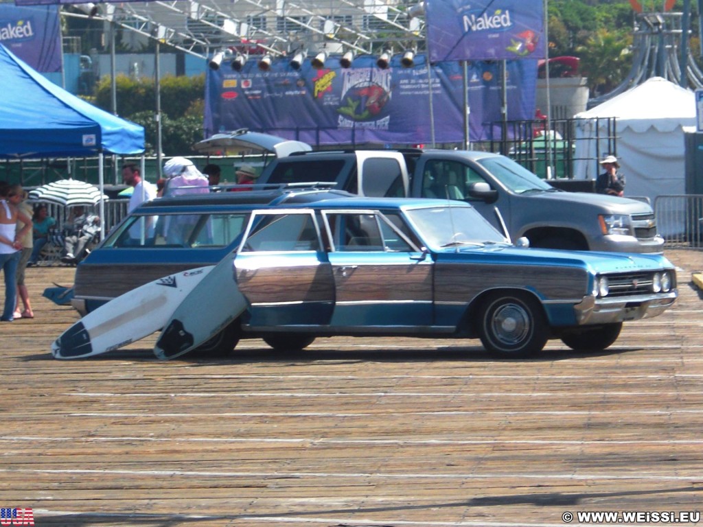 Santa Monica. Santa Monica Pier. - Auto, Fahrzeug, Santa Monica, Santa Monica Pier, Pier, Surfboard - (Santa Monica, California, Vereinigte Staaten)