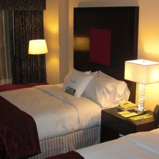 Doubletree Hotel Chicago. Zimmer 2106 im 21. Stockwerk.

Doubletree Hotel Chicago Magnificent Mile
300 E. Ohio Street, Chicago, Illinois, United States 60611. - Hotel, Unterkunft, Zimmer, Bett, Doubletree - (Shantytown, Chicago, Illinois, Vereinigte Staaten)