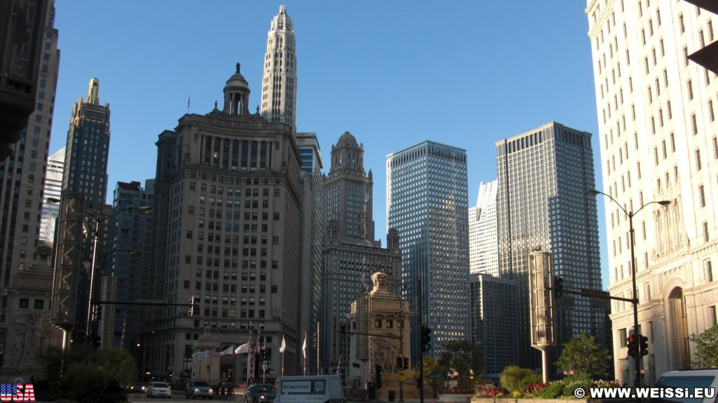 Skyline. Skyline von Jean Baptiste Point Du Sable Homesite in Richtung Carbide und Carbon Building, London Guarantee Building, Mather Tower und 35 East Wacker blickend.. - Gebäude, Turm, Tower, Cityfront Center - (Cityfront Center, Chicago, Illinois, Vereinigte Staaten)