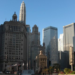 Skyline. Skyline von Jean Baptiste Point Du Sable Homesite in Richtung Carbide und Carbon Building, London Guarantee Building, Mather Tower und 35 East Wacker blickend.. - Gebäude, Turm, Tower, Cityfront Center - (Cityfront Center, Chicago, Illinois, Vereinigte Staaten)