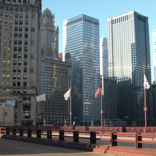 Ausblick. ... von der Michigan Avenue Bridge. - Gebäude, Cityfront Center - (Cityfront Center, Chicago, Illinois, Vereinigte Staaten)