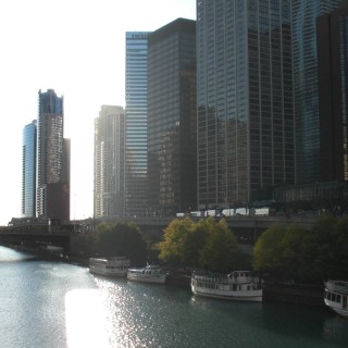 Ausblick. ... von der Michigan Avenue Bridge. - Gebäude, Cityfront Center - (Cityfront Center, Chicago, Illinois, Vereinigte Staaten)