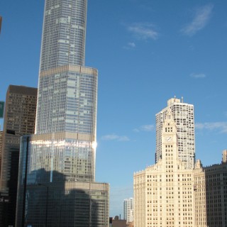 Wrigley Building. ... und Trump International Hotel and Tower. - Gebäude, Trump International Hotel and Tower, Cityfront Center - (Cityfront Center, Chicago, Illinois, Vereinigte Staaten)