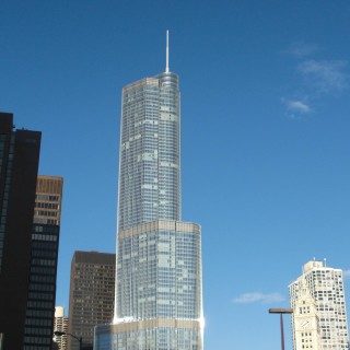 Trump International Hotel and Tower (Chicago). Ansicht vom Riverwalk aus.. - Gebäude, Trump International Hotel and Tower, Cityfront Place - (Cityfront Place, Chicago, Illinois, Vereinigte Staaten)