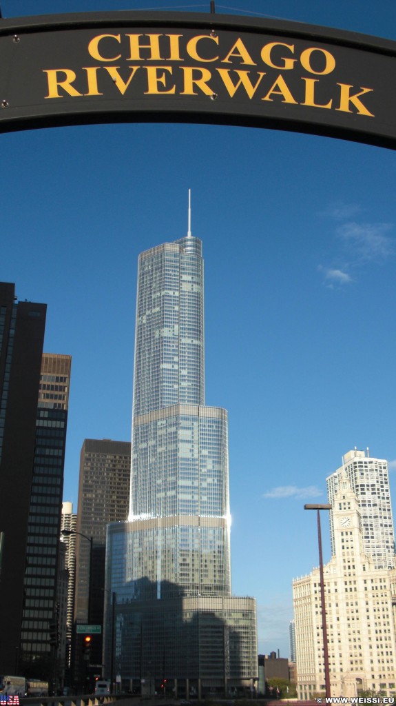 Trump International Hotel and Tower (Chicago). Ansicht vom Riverwalk aus.. - Gebäude, Trump International Hotel and Tower, Cityfront Place - (Cityfront Place, Chicago, Illinois, Vereinigte Staaten)