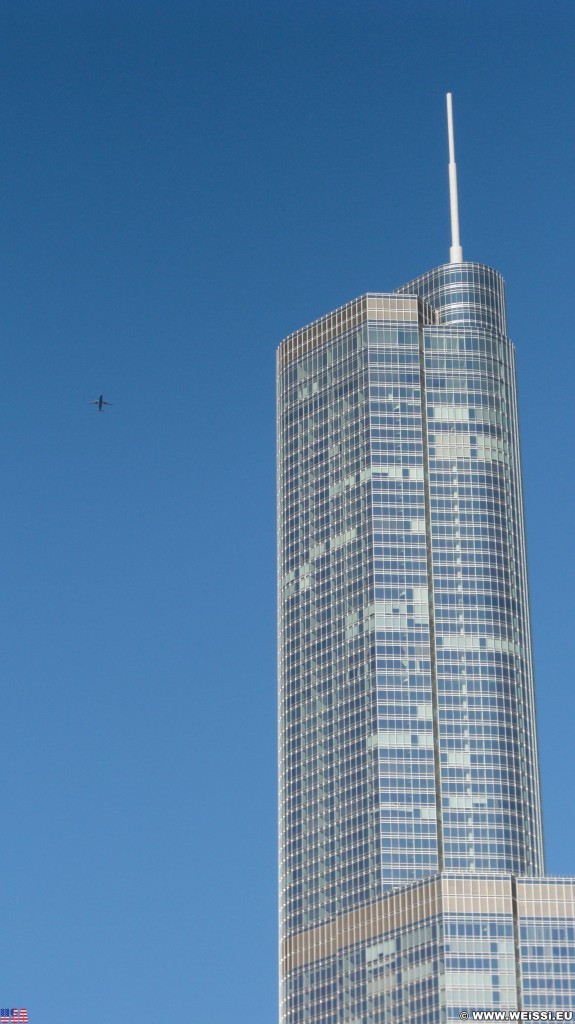 Trump International Hotel and Tower (Chicago). Ansicht vom Riverwalk aus.. - Gebäude, Trump International Hotel and Tower, Cityfront Place - (Cityfront Place, Chicago, Illinois, Vereinigte Staaten)