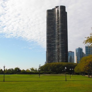 Lake Point Tower. vom Olive Park. - Gebäude, Wolkenkratzer, Cityfront Place, Lake Point Tower - (Cityfront Place, Chicago, Illinois, Vereinigte Staaten)