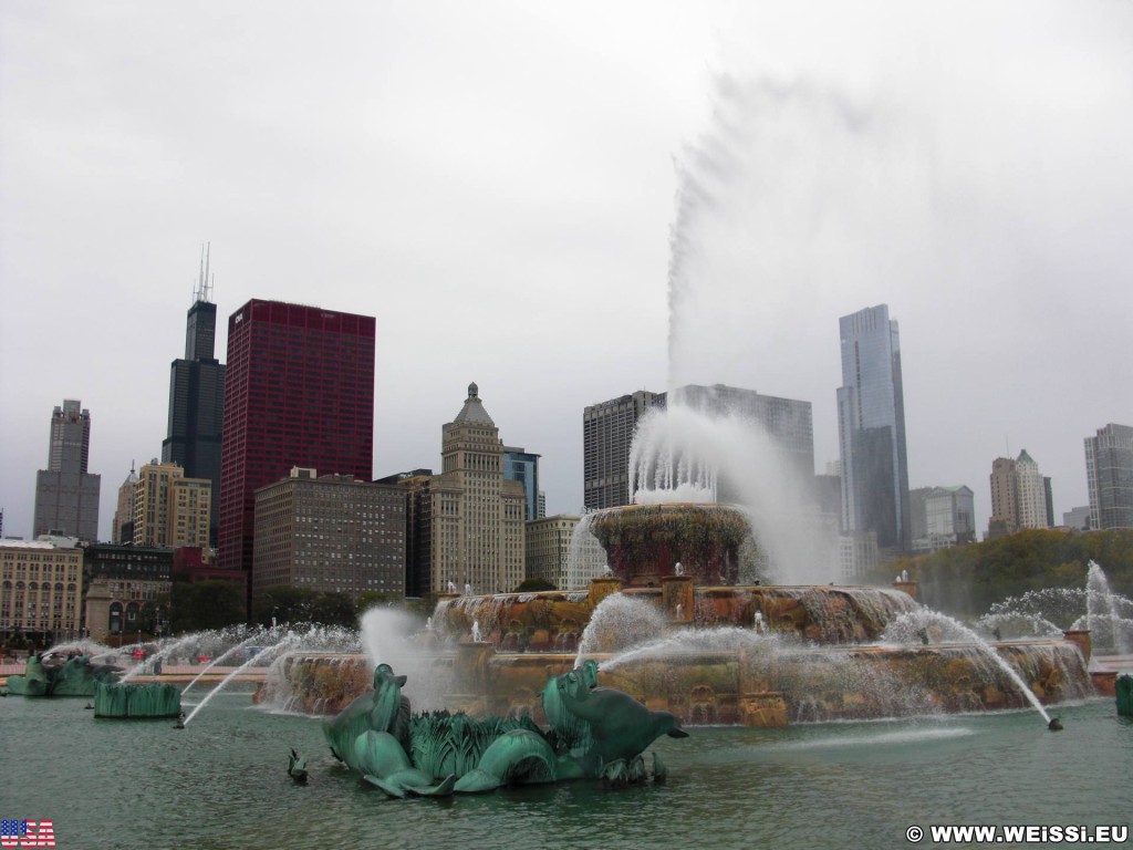 Buckingham Fountain. im Grant Park. - Gebäude, CNA Center, Willis Tower, Park Row, Buckingham Fountain, Legacy Tower, Metropolitan Tower - (Park Row, Chicago, Illinois, Vereinigte Staaten)