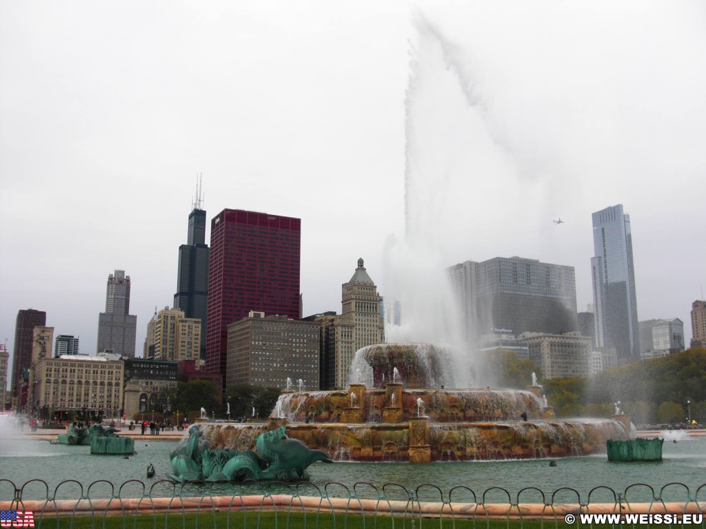 Buckingham Fountain. im Grant Park. - Gebäude, CNA Center, Willis Tower, Park Row, Buckingham Fountain, Legacy Tower, Metropolitan Tower - (Park Row, Chicago, Illinois, Vereinigte Staaten)