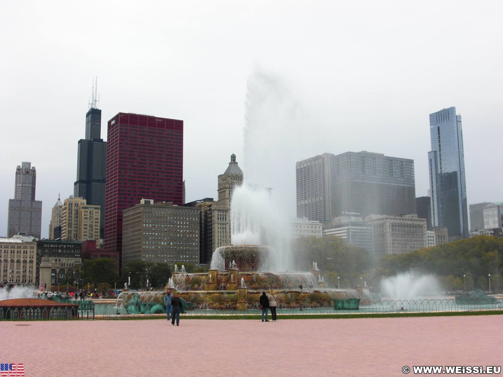 Buckingham Fountain. im Grant Park. - Gebäude, CNA Center, Willis Tower, Park Row, Buckingham Fountain, Legacy Tower, Metropolitan Tower - (Park Row, Chicago, Illinois, Vereinigte Staaten)