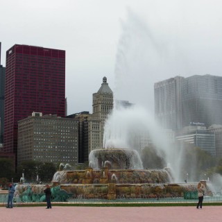 Buckingham Fountain. im Grant Park. - Gebäude, Park Row, Buckingham Fountain, Metropolitan Tower - (Park Row, Chicago, Illinois, Vereinigte Staaten)