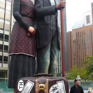 Figuren. am Jean Baptiste Point Du Sable Homesite Platz. - Cityfront Center, Dr. B.H. McKeeby, Nan Wood Graham, American Gothic - (Cityfront Center, Chicago, Illinois, Vereinigte Staaten)