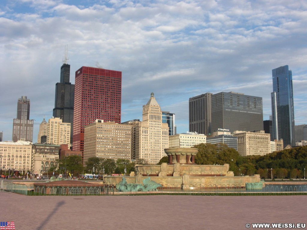 Buckingham Fountain. ... in der Früh leider noch ausser Betrieb.. - Skyline, CNA Center, Willis Tower, Park Row, Buckingham Fountain, Legacy Tower, Metropolitan Tower, Mid-Continental Plaza - (Park Row, Chicago, Illinois, Vereinigte Staaten)