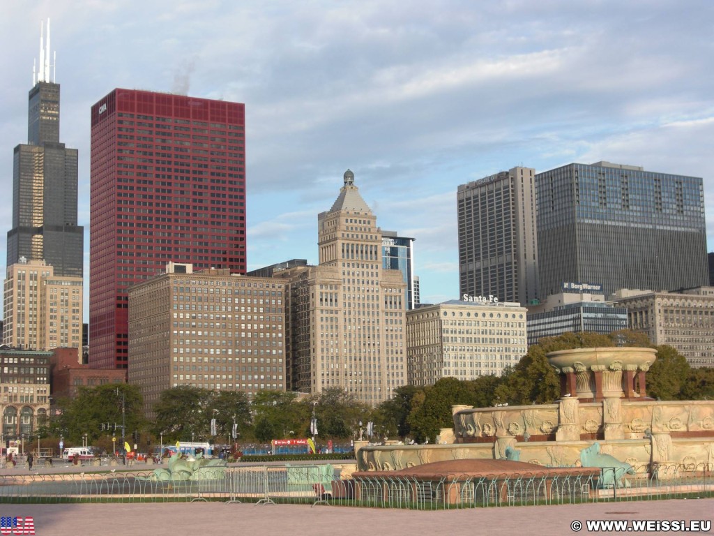 Buckingham Fountain. ... in der Früh leider noch ausser Betrieb.. - Skyline, CNA Center, Willis Tower, Park Row, Buckingham Fountain, Metropolitan Tower, Mid-Continental Plaza - (Park Row, Chicago, Illinois, Vereinigte Staaten)