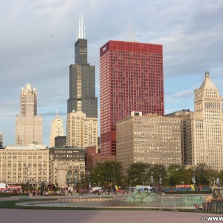 Buckingham Fountain. ... in der Früh leider noch ausser Betrieb.. - Skyline, CNA Center, Willis Tower, Park Row, Buckingham Fountain, Metropolitan Tower - (Park Row, Chicago, Illinois, Vereinigte Staaten)