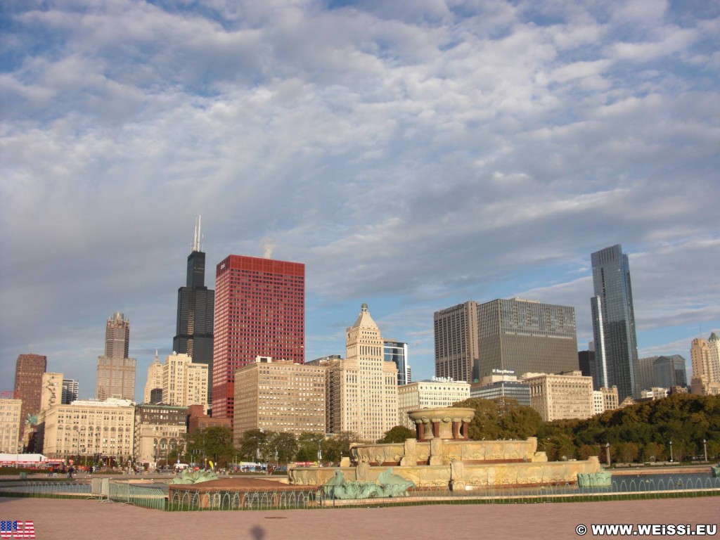 Buckingham Fountain. ... in der Früh leider noch ausser Betrieb.. - Skyline, CNA Center, Willis Tower, Park Row, Buckingham Fountain, Legacy Tower, Metropolitan Tower, Mid-Continental Plaza - (Park Row, Chicago, Illinois, Vereinigte Staaten)