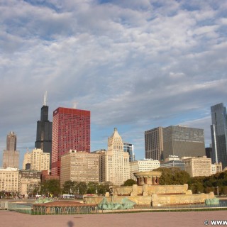 Buckingham Fountain. ... in der Früh leider noch ausser Betrieb.. - Skyline, CNA Center, Willis Tower, Park Row, Buckingham Fountain, Legacy Tower, Metropolitan Tower, Mid-Continental Plaza - (Park Row, Chicago, Illinois, Vereinigte Staaten)