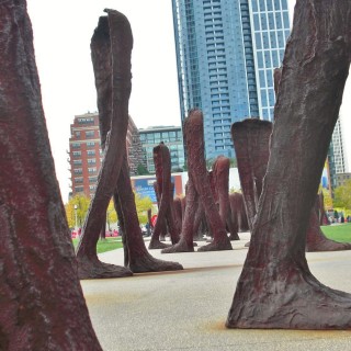 Skulpturen. angeblich ein Geschenk aus Polen.. - Park Row, Agora, Magdalena Abakanowicz - (Park Row, Chicago, Illinois, Vereinigte Staaten)