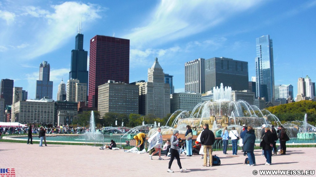 Buckingham Fountain. während des Bank of America Marathon.. - Skyline, CNA Center, Willis Tower, Park Row, Buckingham Fountain, Legacy Tower, Metropolitan Tower, Pittsfield Building, Mid-Continental Plaza - (Park Row, Chicago, Illinois, Vereinigte Staaten)