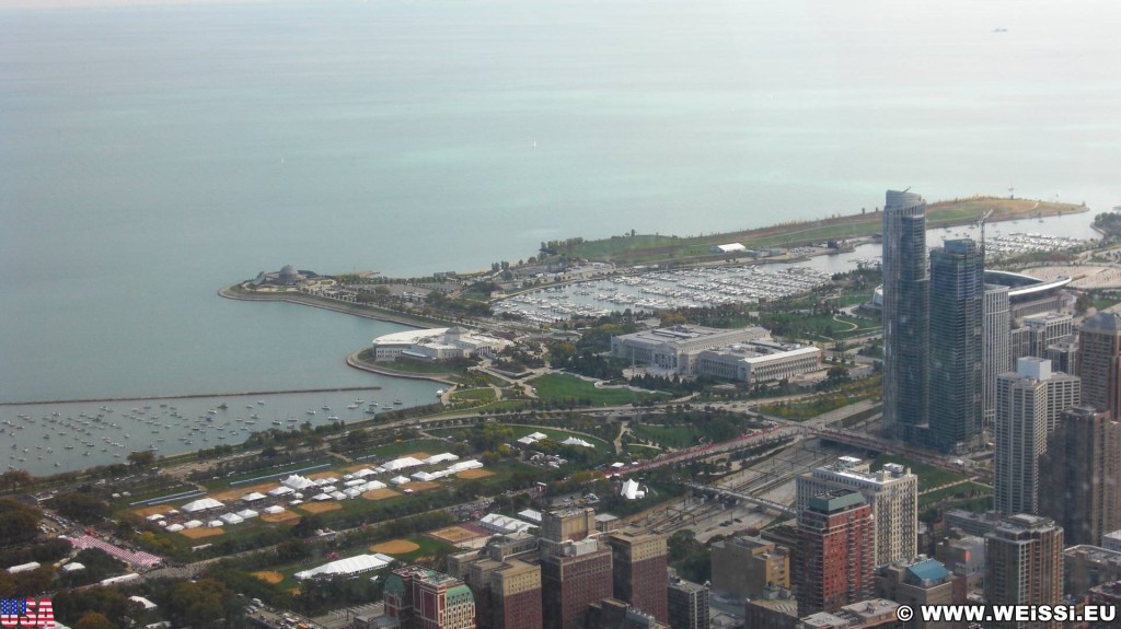 Willis Tower. Ausblick vom Willis Tower. - Skyline, Duncans Addition, Willis Tower, Shedd Aquarium, Field Museum of Natural History, Agora, One Museum Park West, Soldier Field, Meigs Field, Adler-Planetarium - (Duncans Addition, Chicago, Illinois, Vereinigte Staaten)