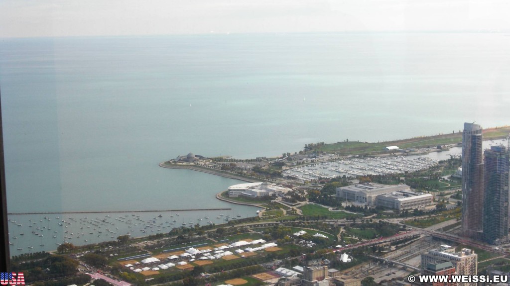 Willis Tower. Ausblick vom Willis Tower. - Skyline, Duncans Addition, Willis Tower, Shedd Aquarium, Field Museum of Natural History, Agora, One Museum Park West, Meigs Field, Adler-Planetarium - (Duncans Addition, Chicago, Illinois, Vereinigte Staaten)