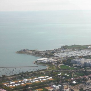 Willis Tower. Ausblick vom Willis Tower. - Skyline, Duncans Addition, Willis Tower, Shedd Aquarium, Field Museum of Natural History, Agora, One Museum Park West, Meigs Field, Adler-Planetarium - (Duncans Addition, Chicago, Illinois, Vereinigte Staaten)