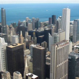 Willis Tower. Ausblick vom Willis Tower. - Skyline, Trump International Hotel and Tower, John Hancock Center, Fort Dearborn Addition, Aon Center, Willis Tower, Chase Tower, R.R. Donnelley Center, James R. Thompson Center - (Fort Dearborn Addition, Chicago, Illinois, Vereinigte Staaten)