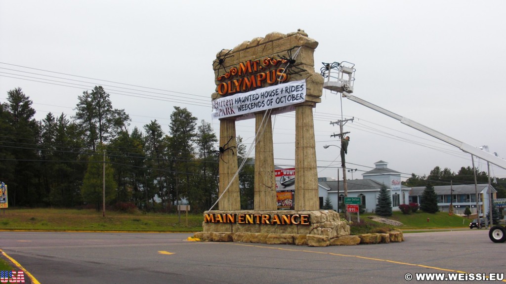 Vergnügungsparks. Mt. Olympus Water & Theme Park. - Einfahrtsschild, Monolith, Wisconsin, Wisconsin Dells, Vergnügungspark - (Wisconsin Dells, Wisconsin, Vereinigte Staaten)