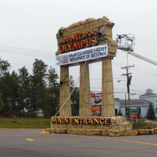 Vergnügungsparks. Mt. Olympus Water & Theme Park. - Einfahrtsschild, Monolith, Wisconsin, Wisconsin Dells, Vergnügungspark - (Wisconsin Dells, Wisconsin, Vereinigte Staaten)