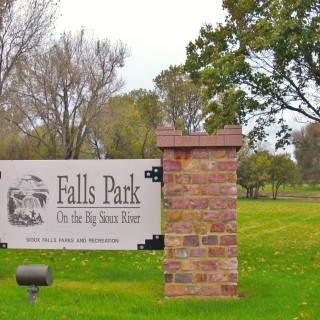 Falls Park. Einfahrtsschild. - Schild, Tafel, Ankünder, Einfahrtsschild, Park, Sioux Falls, Wasserfälle, Falls Park - (Sioux Falls, South Dakota, Vereinigte Staaten)