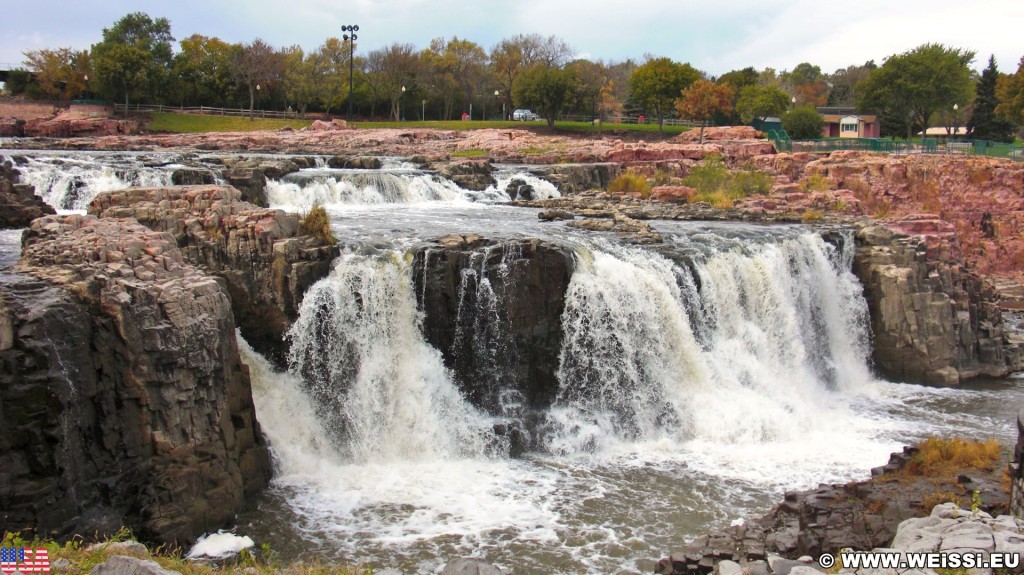 Falls Park. in Sioux Falls, der größten Stadt in South Dakota. Im Bild zu sehen sind die Wasserfälle des Big Sioux Rivers. - Park, Sioux Falls, Wasserfälle, Falls Park, Big Sioux River - (Sioux Falls, South Dakota, Vereinigte Staaten)
