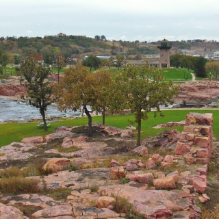 Falls Park. Queen Bee Mill - Falls Park. - Gebäude, Park, Sioux Falls, Wasserfälle, Falls Park, Big Sioux River, Visitor Center, Observation Tower, Queen Bee Mill - (Sioux Falls, South Dakota, Vereinigte Staaten)