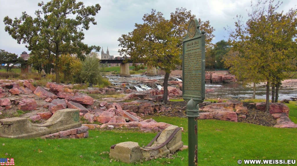 Falls Park. in Sioux Falls, der größten Stadt in South Dakota. Im Bild zu sehen sind die Wasserfälle des Big Sioux Rivers. - Park, Sioux Falls, Wasserfälle, Falls Park, Big Sioux River - (Sioux Falls, South Dakota, Vereinigte Staaten)