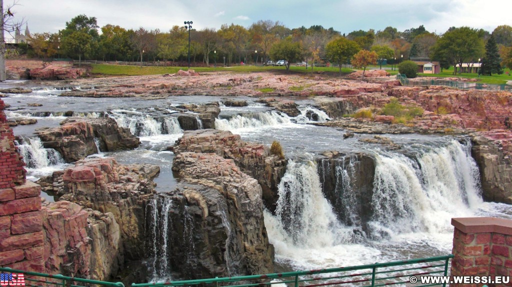 Falls Park. in Sioux Falls, der größten Stadt in South Dakota. Im Bild zu sehen sind die Wasserfälle des Big Sioux Rivers. - Park, Sioux Falls, Wasserfälle, Falls Park, Big Sioux River - (Sioux Falls, South Dakota, Vereinigte Staaten)