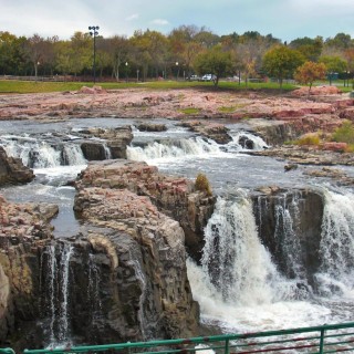 Falls Park. in Sioux Falls, der größten Stadt in South Dakota. Im Bild zu sehen sind die Wasserfälle des Big Sioux Rivers. - Park, Sioux Falls, Wasserfälle, Falls Park, Big Sioux River - (Sioux Falls, South Dakota, Vereinigte Staaten)