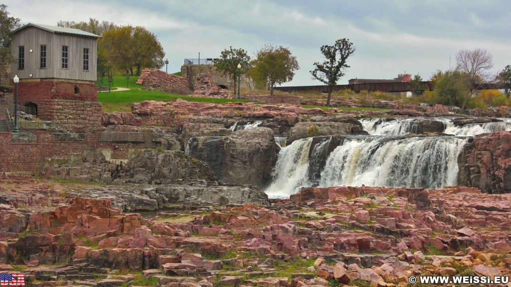 Falls Park. Queen Bee Mill - Falls Park. - Gebäude, Park, Sioux Falls, Wasserfälle, Falls Park, Big Sioux River, Queen Bee Mill - (Sioux Falls, South Dakota, Vereinigte Staaten)