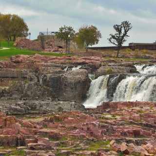Falls Park. Queen Bee Mill - Falls Park. - Gebäude, Park, Sioux Falls, Wasserfälle, Falls Park, Big Sioux River, Queen Bee Mill - (Sioux Falls, South Dakota, Vereinigte Staaten)