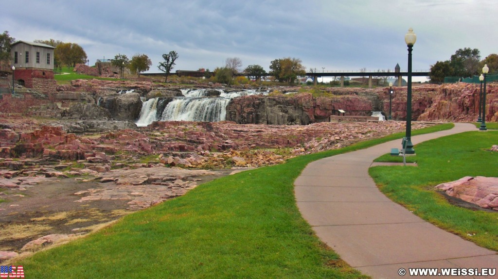 Falls Park. Queen Bee Mill - Falls Park. - Gebäude, Park, Sioux Falls, Wasserfälle, Falls Park, Big Sioux River, Queen Bee Mill - (Sioux Falls, South Dakota, Vereinigte Staaten)