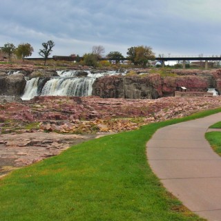 Falls Park. Queen Bee Mill - Falls Park. - Gebäude, Park, Sioux Falls, Wasserfälle, Falls Park, Big Sioux River, Queen Bee Mill - (Sioux Falls, South Dakota, Vereinigte Staaten)