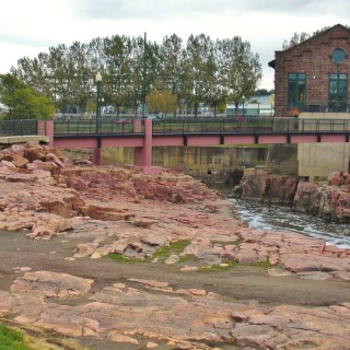 Falls Park. Overlook Cafe - Falls Park. - Gebäude, Park, Sioux Falls, Wasserfälle, Falls Park, Falls Overlook Cafe - (Sioux Falls, South Dakota, Vereinigte Staaten)