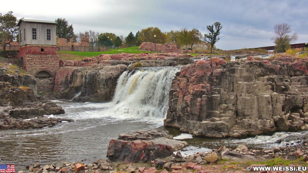 Falls Park. Queen Bee Mill - Falls Park. - Gebäude, Park, Sioux Falls, Wasserfälle, Falls Park, Big Sioux River, Queen Bee Mill - (Sioux Falls, South Dakota, Vereinigte Staaten)