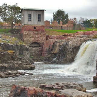 Falls Park. Queen Bee Mill - Falls Park. - Gebäude, Park, Sioux Falls, Wasserfälle, Falls Park, Big Sioux River, Queen Bee Mill - (Sioux Falls, South Dakota, Vereinigte Staaten)