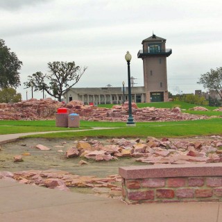Falls Park. Observation Tower - Falls Park. - Gebäude, Park, Sioux Falls, Wasserfälle, Falls Park, Visitor Center, Observation Tower - (Sioux Falls, South Dakota, Vereinigte Staaten)