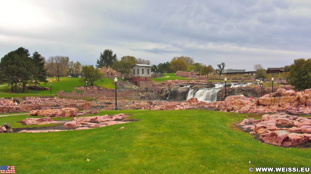 Falls Park. Queen Bee Mill - Falls Park. - Gebäude, Park, Sioux Falls, Wasserfälle, Falls Park, Big Sioux River, Queen Bee Mill - (Sioux Falls, South Dakota, Vereinigte Staaten)