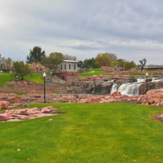 Falls Park. Queen Bee Mill - Falls Park. - Gebäude, Park, Sioux Falls, Wasserfälle, Falls Park, Big Sioux River, Queen Bee Mill - (Sioux Falls, South Dakota, Vereinigte Staaten)