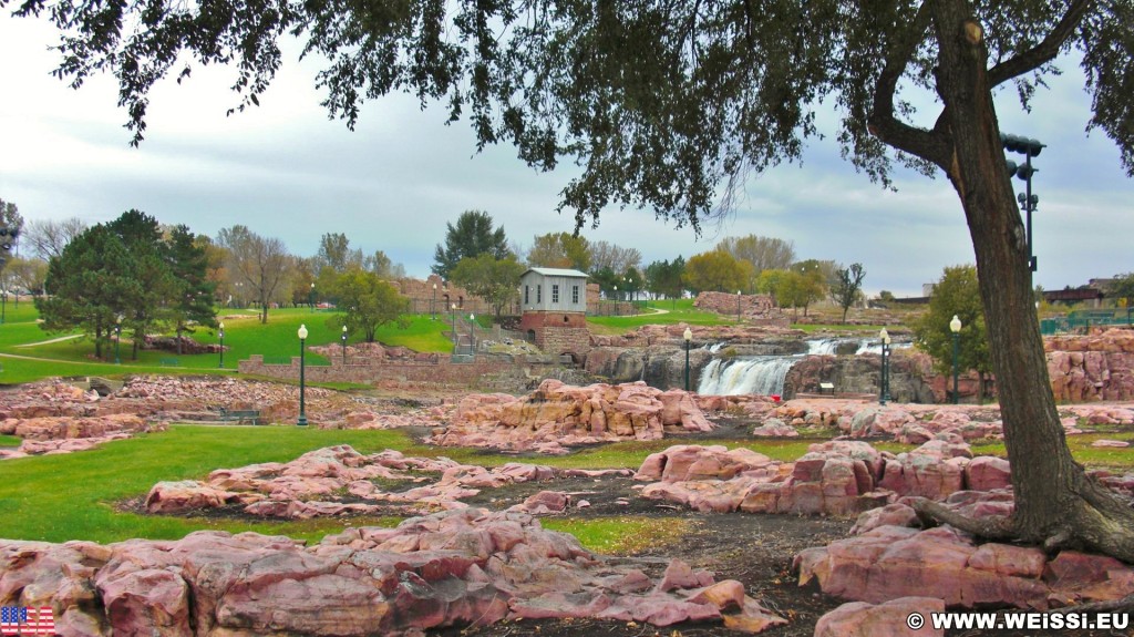 Falls Park. Queen Bee Mill - Falls Park. - Gebäude, Park, Sioux Falls, Wasserfälle, Falls Park, Big Sioux River, Queen Bee Mill - (Sioux Falls, South Dakota, Vereinigte Staaten)