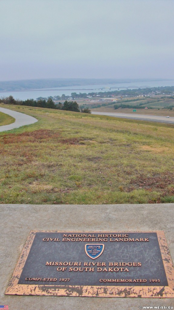 Missouri River Overlook. - Schild, Tafel, Aussichtspunkt, Overlook, Chamberlain, Missouri River Overlook - (Chamberlain, South Dakota, Vereinigte Staaten)