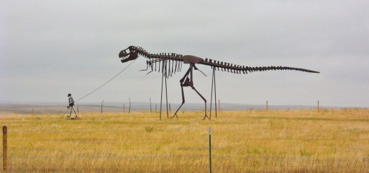 On the Road. Gassi gehen mal anders.... - Skulptur, Statue, Skulpturen, Figuren, Dino, Dinosaurier, Skelett, Tyrannosaurus rex, Midland, Stamford, Metallfiguren, T-Rex, Clarence Hullinger, Altmetall - (Stamford, Midland, South Dakota, Vereinigte Staaten)