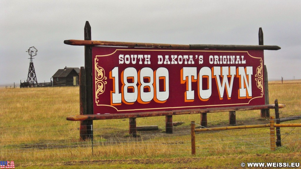 1880 Town. - Schild, Tafel, Ankünder, Einfahrtsschild, Midland, Stamford, Einfahrt - (Stamford, Midland, South Dakota, Vereinigte Staaten)